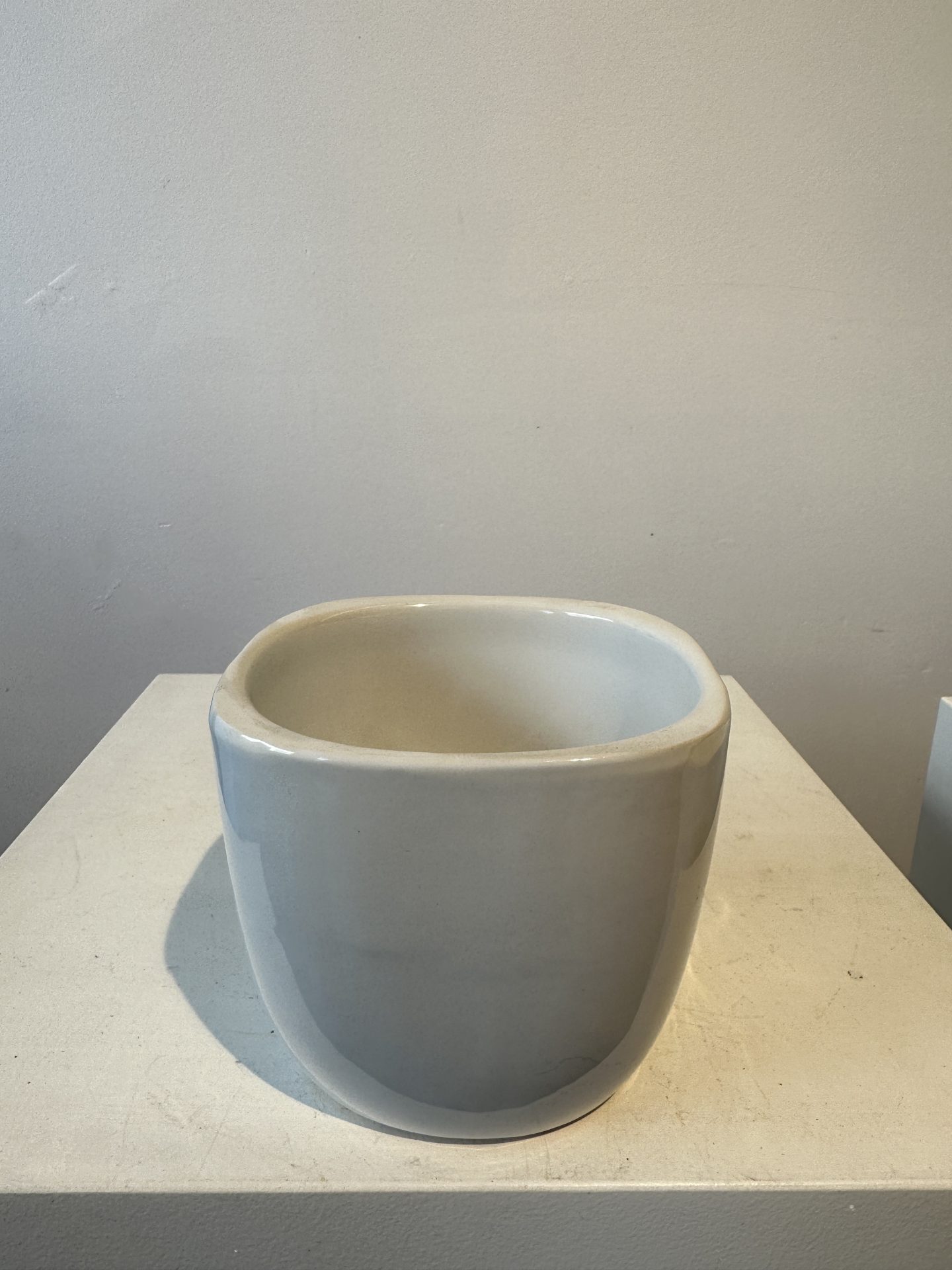 White tapered planter .dng